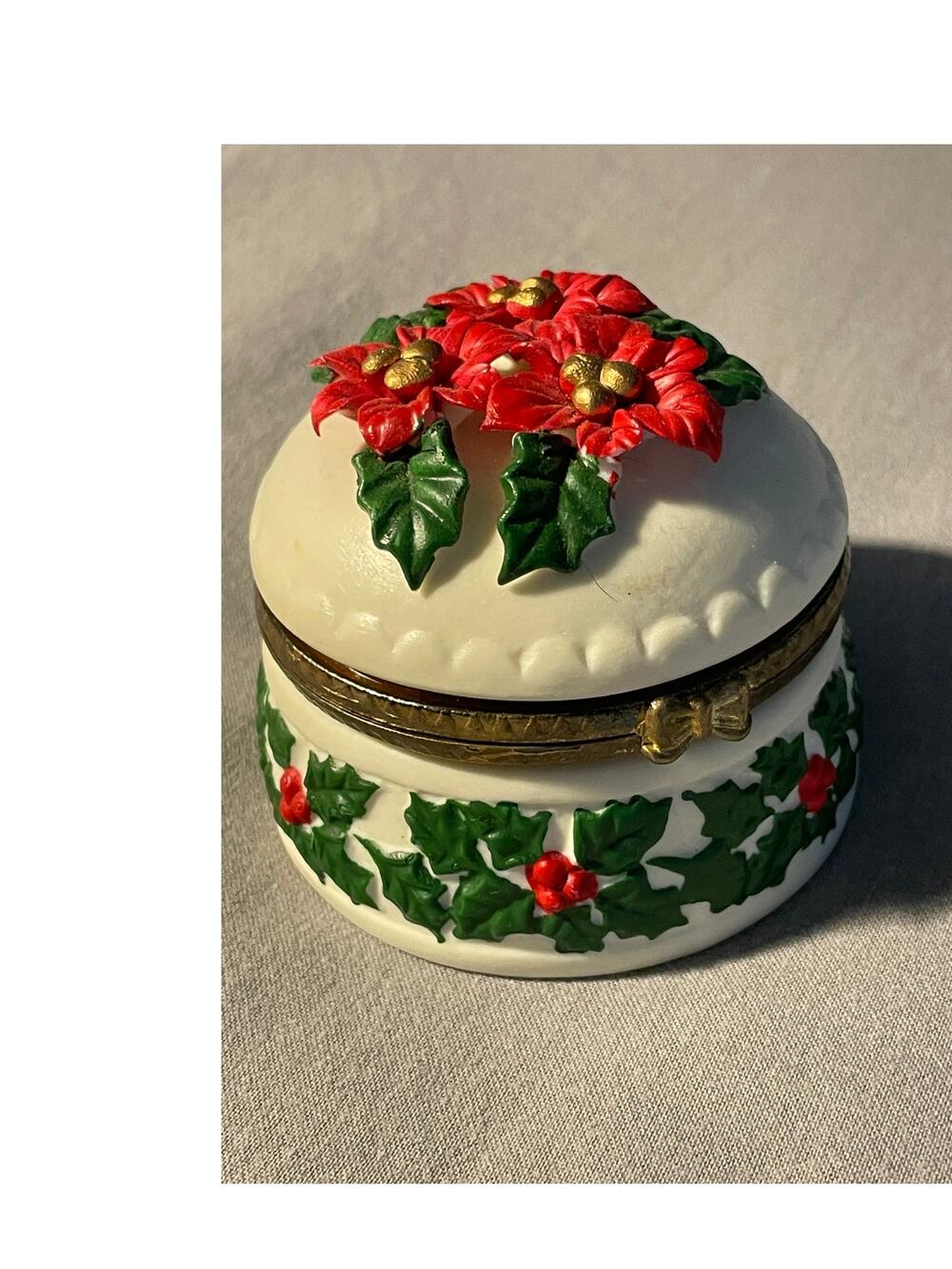 Vintage 1993 ARTMARK Jade porcelain poinsettia hinged trinket jar